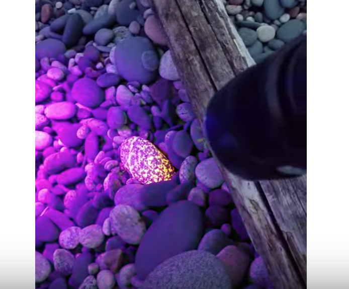 何これ凄い！紫外線で「不気味に光る謎の石」がアメリカミシガン州で発見される！