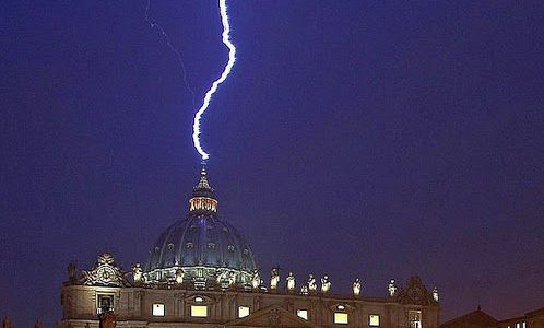 神のお告げか？ローマ教皇退位表明後『サン・ピエトロ大聖堂』に雷が直撃していた事が判明
