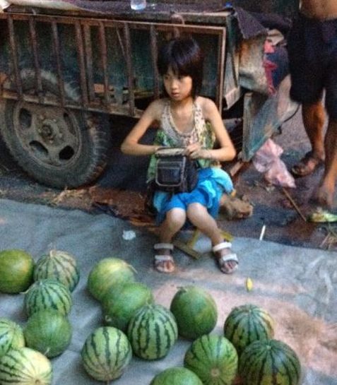 衝撃過ぎ 中国の美少女小学生が売る スイカ が色々ヤバいと話題に 秒刊sunday