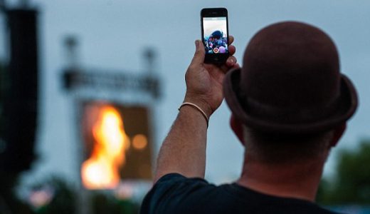 【悲報】映画泥棒終了！iPhone、コンサート会場でカメラが無効化する技術が導入されるかも！無断撮影ができなくなる！