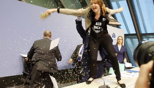 【画像】ECBドラギ総裁会見に乱入した女が「南斗水鳥拳」使いだと話題に