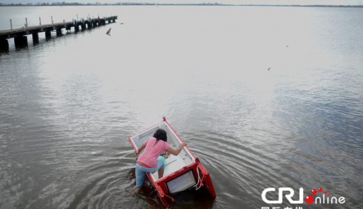 フィリピン女性がコーラケースでノアの箱舟脱出を試みる
