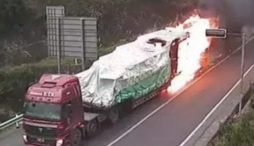 【大炎上】中国で炎上しながら爆走するトラックが撮影され話題に