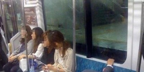 【ホワイジャパニ―！】地下鉄で日本人が寝ている凄い！と海外で話題に