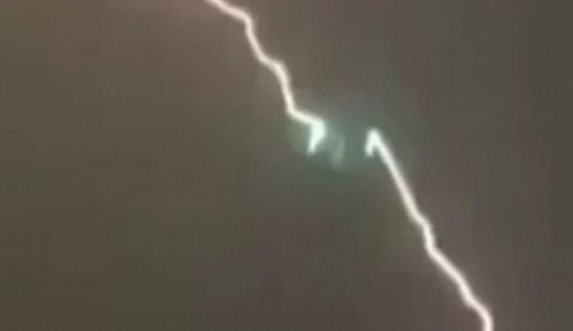 【衝撃的】飛行中に雷に打たれた飛行機を撮影した決定的瞬間が話題に