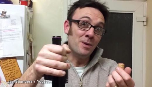 【壁ドン】良い子はマネをしてはいけない、衝撃的なワインの開け方が話題に！