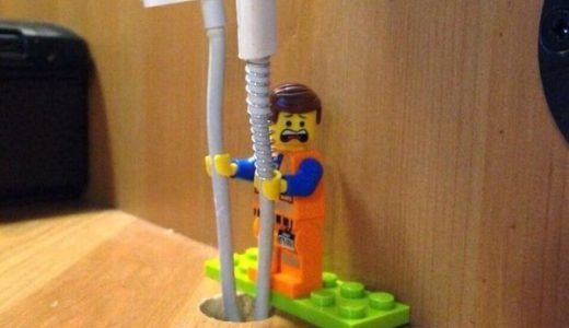 天才かよ！ケーブル周りを収納するにはレゴがいいらしいぞ！