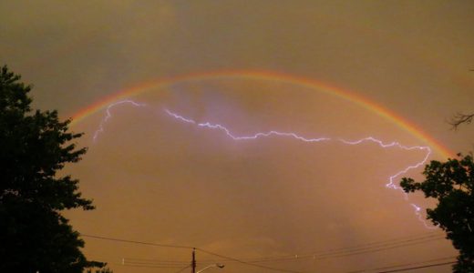 【不思議な力】虹の中に雷が閉じ込められる魔法のような現象が撮影される！