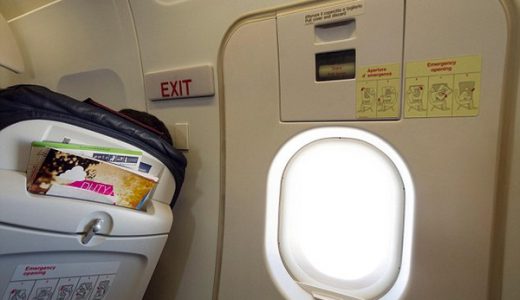 【怖すぎ】インドの飛行機内で客が突如「ちょっと開けてみたい！」と扉を開ける騒ぎ！