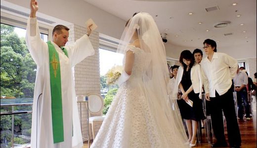 笑撃の事実！結婚式場の牧師はほぼ『ニセモノ』。本物の牧師は高いから雇わない。