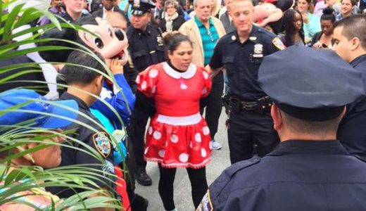 【悲報】ミッキーマウスとハローキティの中の人がニューヨークで逮捕！