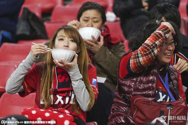 認める たしかに美女 試合見ながらラーメンを食べる日本の美女が話題に 秒刊sunday