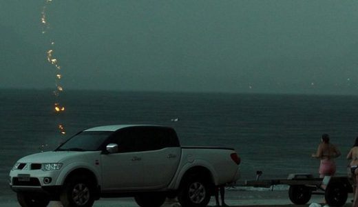 ブラジルの海岸で雷に打たれる瞬間を撮影したおぞましい写真が海外で話題に