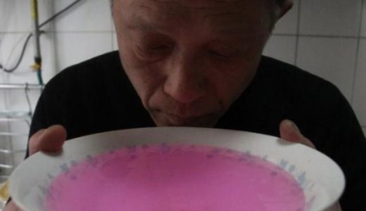 豚の死骸の影響か？中国の住宅地で水道水がピンク色になる公害が発生