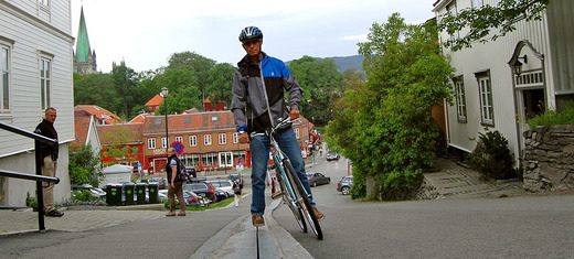 【世界初！】ノルウェーの自転車専用エスカレーターが快適と話題に