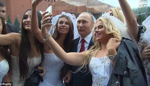 【恐ロシアじゃない！？】プーチン大統領、美女に囲まれて鼻の下が伸びる