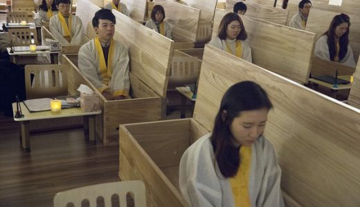 完全に狂気！韓国で「死の授業」を実施！うつ病患防止に効果的とか。