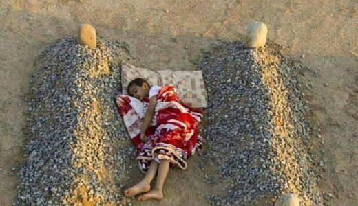 両親の墓の横で寝るシリアの男の子の写真が全米で涙！しかしとんでもない事実が