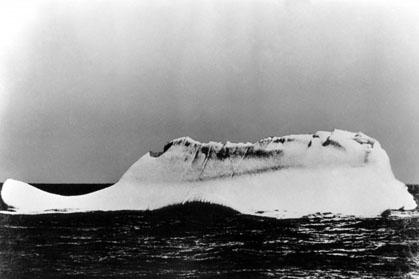 世界で最も有名なあの氷山が偶然撮影されていたことが判明