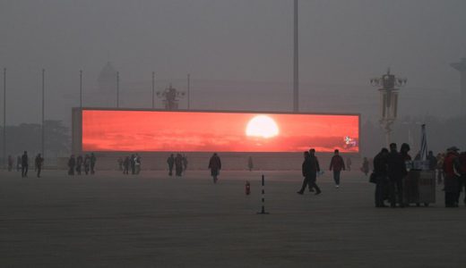 中国の大気汚染が激しいので「夕日」の映像を流し症状改善へ