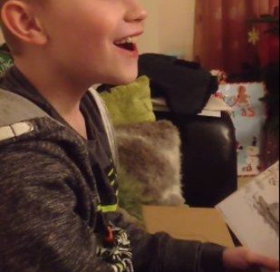 【動画】サンタに「お兄ちゃんになりたい」と願った少年、待望んだ結果！