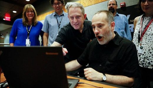 冥王星の最新写真が地球に送信され外国人4コマバリの喜びを示すNASA