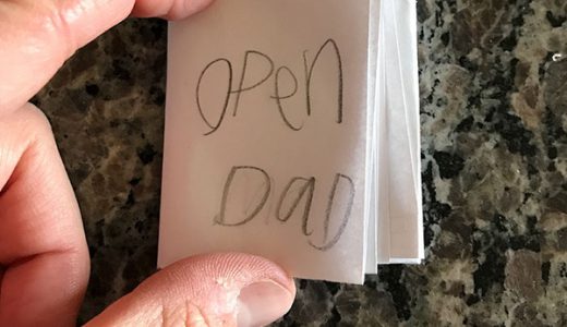 【心温まる】7歳の娘がパパに手渡した紙切れが、パパを世界一の幸せ者にした理由とは