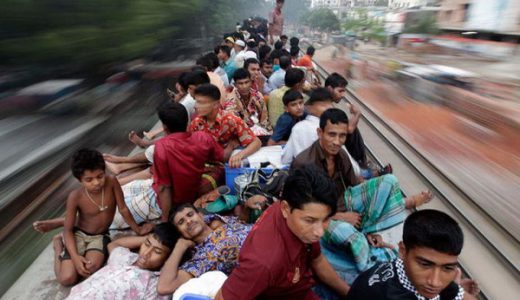 【これは凄い】バングラデシュの通勤があまりに衝撃的過ぎる！