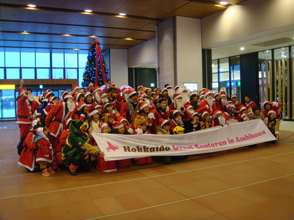 クリスマス前なのにサンタクロースが集合？！旭川市でサンタラン開催！ | 秒刊SUNDAY