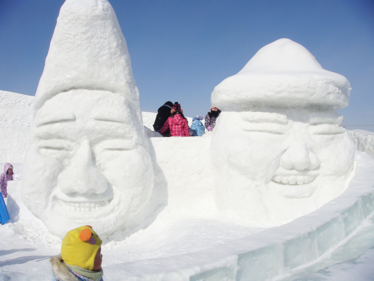 酷寒の旭川で冬まつり！大人気の雪像はなんとあの人気芸人！