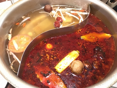 中国で「火鍋」が大爆発！灼熱の火鍋スープが無慈悲に客を襲う映像が公開される