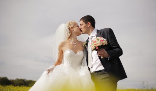 結婚式で複数の男とキスする不道徳な女の写真がSNSに流出