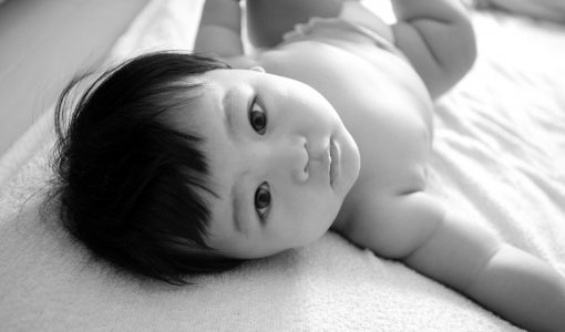 赤ちゃんの横に見知らぬ赤ちゃんが眠る不気味な現象の真実が衝撃的すぎると話題に