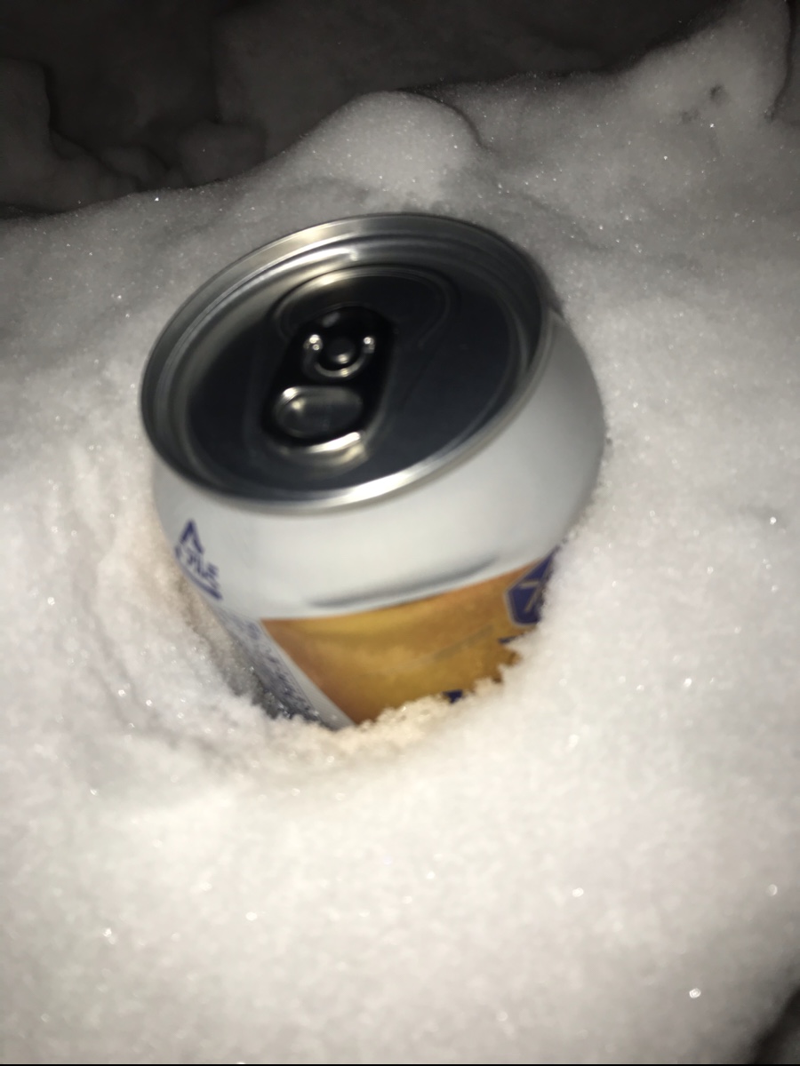 雪国あるある、春になるとビールが雪の下から出てくる理由