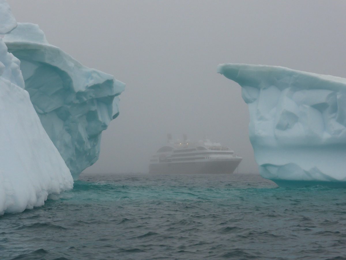 南極大陸に、謎の１２０メートル級の氷漬けの船がGoogleEarthで発見される