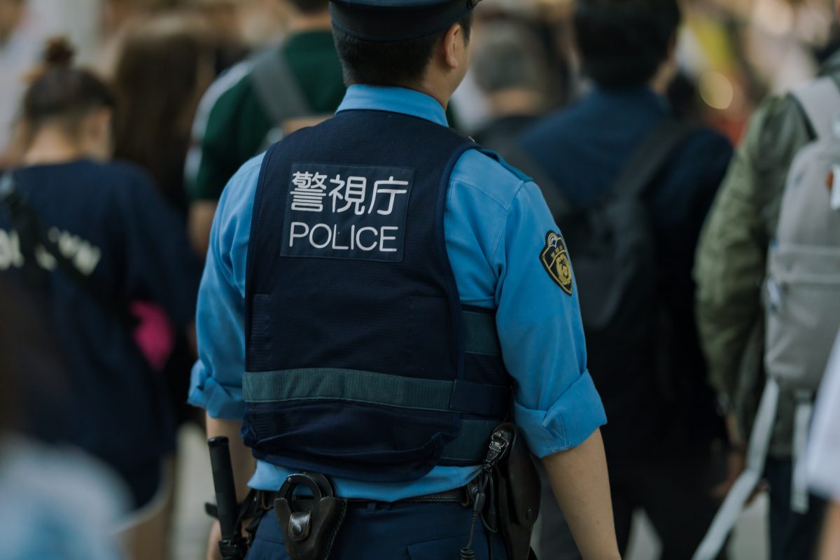福岡に現れたイノシシを追う警察官の躍動感がスゴイと話題に 秒刊sunday