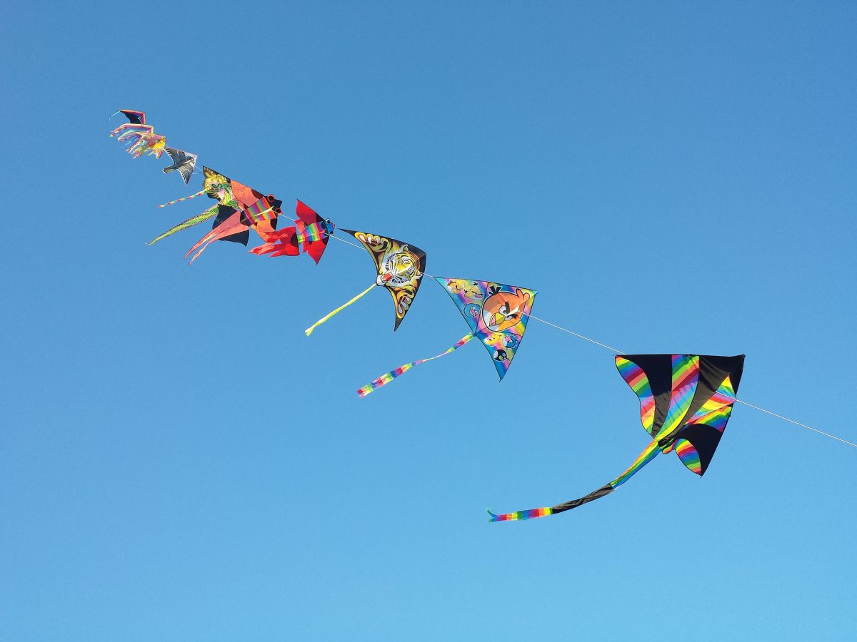 ３歳の少女、凧とともに風で飛ばされる、衝撃映像が話題に