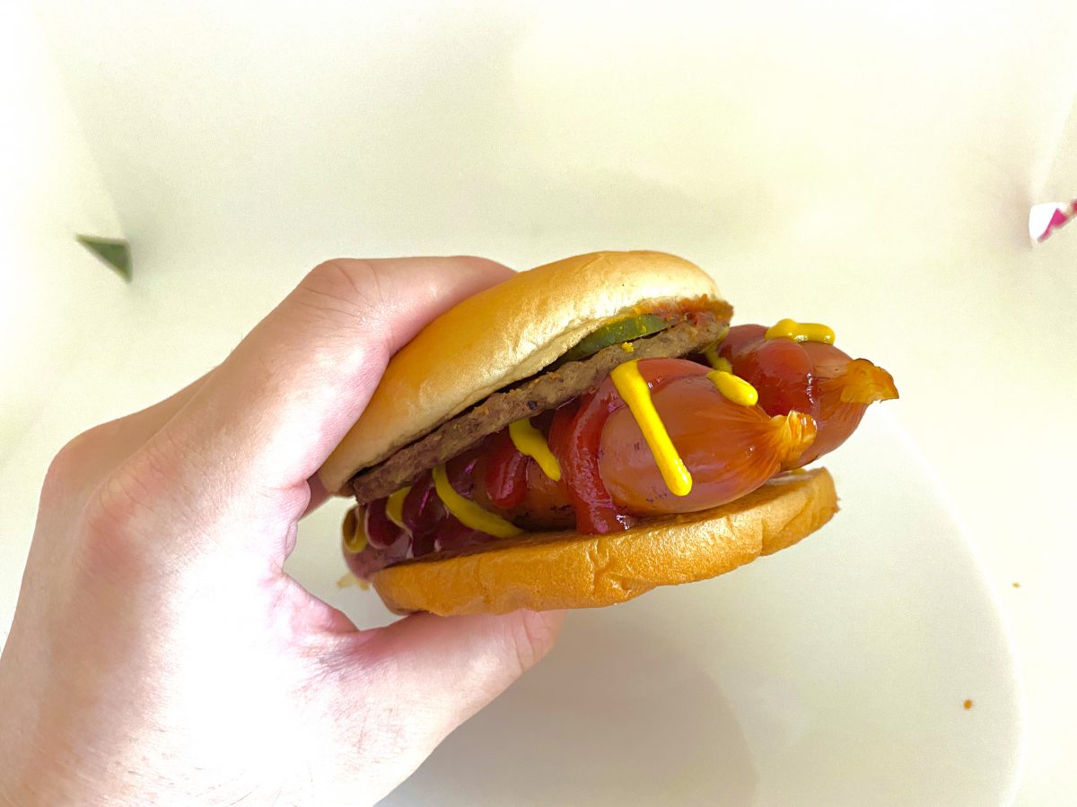 ウインナーをハンバーガーに挟んだらホットドッグを超える旨さの神アレンジになった