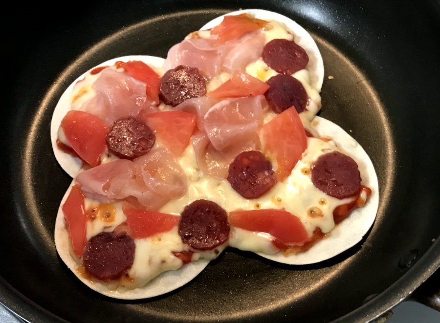 餃子の皮を使ったお手軽ピザ＆デザートピザを、フライパンだけで作る方法