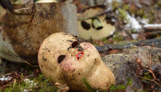 イギリスの病院廃墟に、無数の縛り付けられた人形が発見される