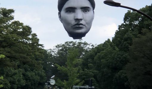 代々木公園で空中に巨大な顔が出現、その正体が明らかに