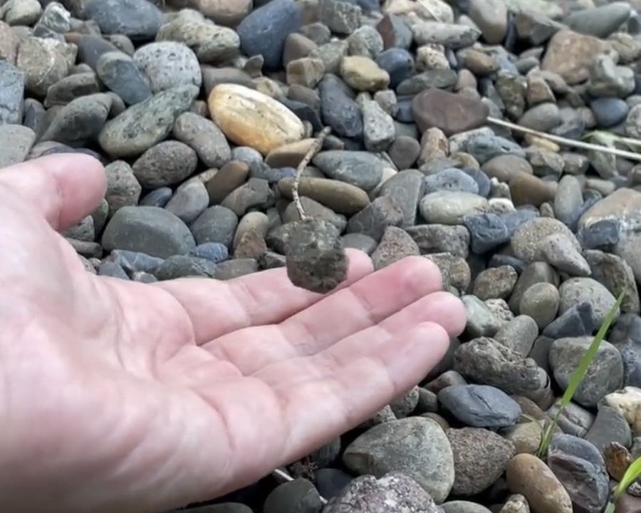 世にも不思議な「浮遊する石」に驚愕！投稿者さんにその謎を聞いた