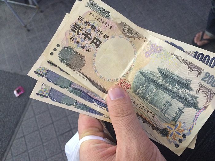 絶滅寸前の2千円札が沖縄で普通に流通しているというのは本当か 実際に確かめた 秒刊sunday