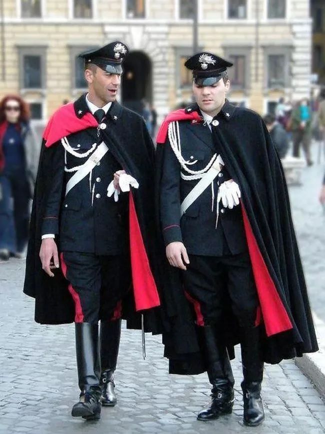 何コレかっこいい 世界の警察官の制服を比較してみた イタリア