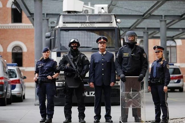 何コレかっこいい 世界の警察官の制服を比較してみた イタリアかっこよすぎだろ 秒刊sunday