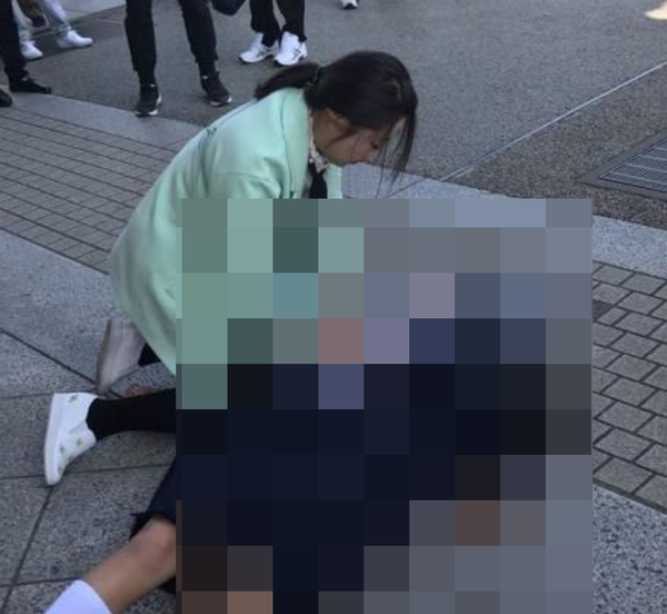 感動した 浅草浅草寺で女子中学生が倒れるも観光に来ていた 中国人 が救助 絶賛される 秒刊sunday